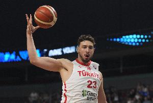 一個人打一個隊！申京首節(jié)9中7狂攬14分 領(lǐng)先葡萄牙全隊1分