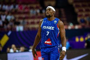 穩(wěn)定發(fā)揮！亞布塞萊5中2&三分3中1拿到6分7籃板2助攻2搶斷