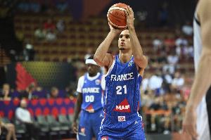 外線開火！里薩謝12分鐘三分7中4貢獻12分 正負值+8