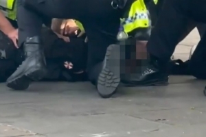 太陽報(bào)：切爾西比賽結(jié)束后，場外一16歲少年因涉嫌持仿制槍被捕