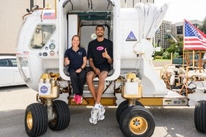 開心得像個孩子！文班參觀NASA航天中心充滿好奇！