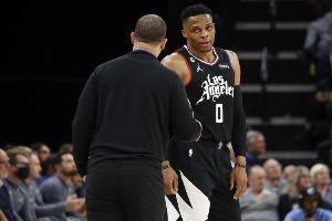 盧：威少?gòu)膩聿贿t到每天都全力以赴 這就是為什么這么多人愛他