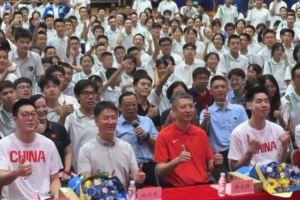 開學(xué)驚喜！郭士強(qiáng)胡明軒朱俊龍現(xiàn)身華南師范大學(xué)附中和師生交流