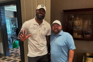 人生樂趣！職業(yè)高爾夫球手曬與詹姆斯合照：很高興見到你！