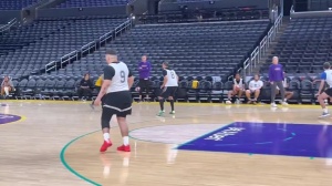 什么水平？WNBA火花隊的男陪練：胖子射手+禿頭后衛(wèi)