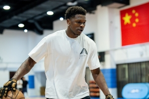 愛德華茲曬多張照片&和五星紅旗合照：以愛為名！