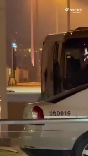 女球迷接機(jī)詹姆斯抱怨：哎哎哎 這就走了？這TM也不看我們一眼