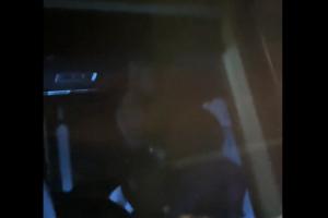 注意安全！球迷追車近距離拍攝 詹姆斯坐在考斯特的后排