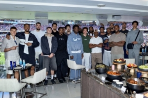 團建活動！快船全隊一起觀看橄欖球比賽 并拍合影留念