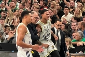 NBA舊將布蘭登-波士頓歐冠與隊(duì)友相撞左腳踝受傷 4月左腳踝曾手術(shù)