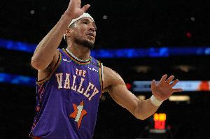 得分組織一把抓！布克半場小試牛刀 9投4中得14分2板5助