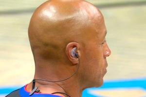 裁判戴耳機(jī)！美網(wǎng)友：詹姆斯指揮他們吹哨&作弊電話直接打到場上