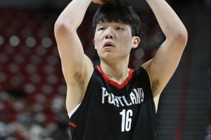 楊瀚森：訓(xùn)練很密集&大家都很緊湊 還沒(méi)有我個(gè)人的針對(duì)性訓(xùn)練