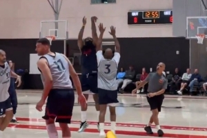 互不相讓！哈登面對保羅飚進(jìn)三分 后者底角空位回敬一球