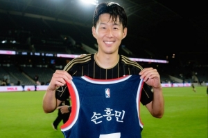 夢(mèng)幻聯(lián)動(dòng)！洛杉磯FC足球明星孫興慜 手持快船定制版球衣滿(mǎn)臉笑容