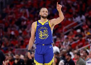 15分鐘到量了！庫(kù)里半場(chǎng)7中5得14分2助 三分5中3&得分全隊(duì)最高