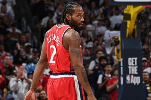 小卡：我們進(jìn)攻端要提高戰(zhàn)術(shù)執(zhí)行力節(jié)奏更快點(diǎn) 防守互相補(bǔ)防協(xié)防