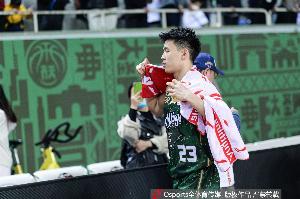 林葳：對(duì)林書(shū)豪更多是一種崇拜的形式 會(huì)去學(xué)習(xí)他的一些打球方式