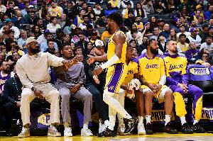 夸梅：詹姆斯干嘛非要布朗尼進(jìn)NBA？后者該買30張保羅的DVD學(xué)學(xué)