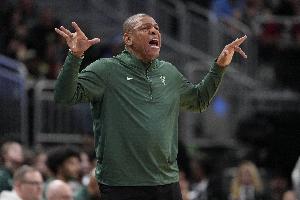 可不是開(kāi)玩笑的！雄鹿全場(chǎng)20人獲出場(chǎng)機(jī)會(huì)兌現(xiàn)里弗斯賽前承諾