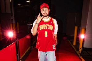 致敬麥迪！申京季前賽首秀穿麥迪球衣入場！