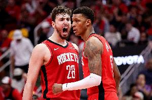 都奇準(zhǔn)無比！火箭上半場(chǎng)三分13中8&申京2中2 老鷹15中8