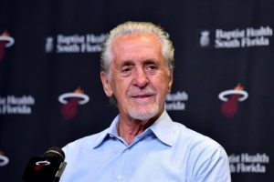 楊毅：萊利認(rèn)為除了超級(jí)巨星都是普通球員 他把熱火打造成斗獸場(chǎng)