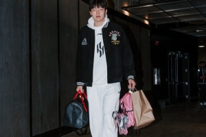 真是喜歡！開拓者曬球員入場(chǎng)照：楊瀚森依然帶著粉色小書包