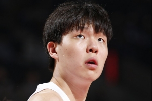 媒體人：楊瀚森被爵士?jī)?nèi)線打爆了 沒(méi)摘得任何1個(gè)籃板確實(shí)有點(diǎn)離譜