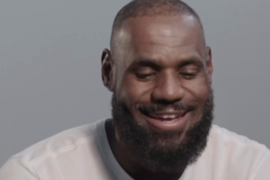 詹姆斯開球星卡花絮：開到了克萊和自己 仿佛回到了童年 這太酷了