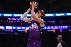 砍分串聯(lián)一把抓！馬爾卡寧首節(jié)5中4高效拿下9分3助1帽