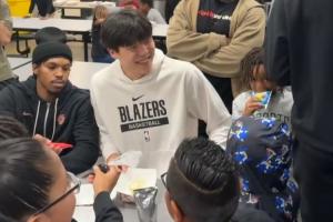 ??小楊很招小球迷喜愛?。⌒“稍诂F(xiàn)場參與楊瀚森社區(qū)活動