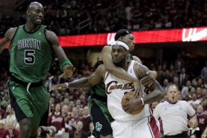 詹母曾想為兒子出頭對自己動手？皮爾斯：我只是阻止了他上籃