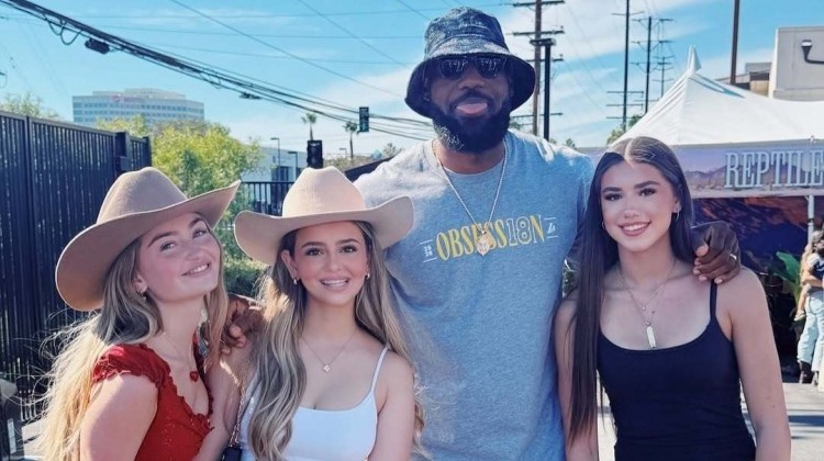 嫂子知道不？詹姆斯參加球隊(duì)?wèi)敉饣顒?dòng)與三位美女合影還俏皮吐舌