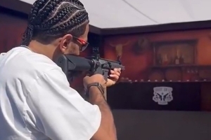 標(biāo)準(zhǔn)男友！文森特化身神槍手為女友贏下奶牛玩偶