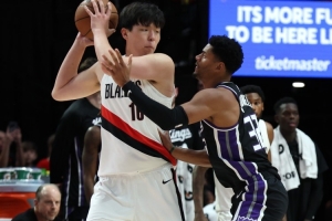 時好時壞很可能是楊瀚森賽季的正常狀態(tài) 他必須加強籃板球能力