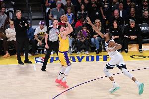 科爾：東契奇的后撤步及在腦后出手的投籃方式 你根本無法干擾