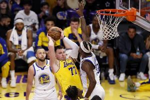 比賽斷斷續(xù)續(xù)！湖勇上半場24分鐘出27次犯規(guī)、27次失誤、34次罰球