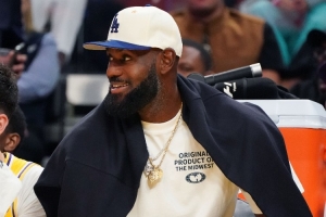 追夢(mèng)：看到勒布朗穿便裝坐場(chǎng)邊很奇怪 這老家伙坐在禪師位子上