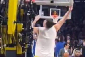 都興奮的跳起來(lái)了！東契奇360°轉(zhuǎn)身單手重扣+超高弧線推射三分