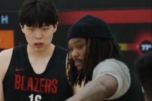 大戰(zhàn)在即！開(kāi)拓者眾將首戰(zhàn)前最后一練笑容滿(mǎn)面 羅威指導(dǎo)楊瀚森