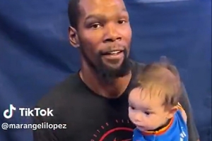 有愛一幕！杜蘭特賽前抱起穿著雷霆35號(hào)球衣的小嬰兒