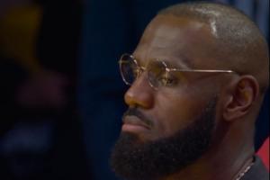 ??在想啥？湖人大比分落后 詹姆斯在場邊瞇著眼&面無表情