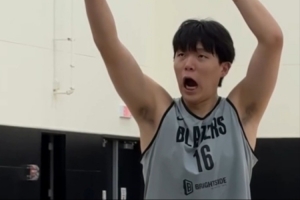 開拓者官方分享訓練花絮：楊瀚森雙手暴扣 罰球訓練后搞怪互動