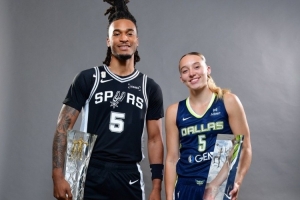 夢幻聯(lián)動！康大校友卡斯爾&佩奇的最佳新秀獲獎人合影！