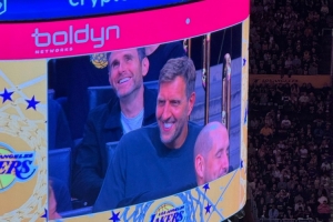 來(lái)支持小老弟東契奇！諾維茨基現(xiàn)身湖人主場(chǎng)觀戰(zhàn)揭幕戰(zhàn)