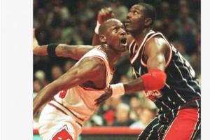 強(qiáng)強(qiáng)對(duì)話(huà)！美媒曬喬丹和大夢(mèng)同框照：揭幕戰(zhàn)的亞歷山大和申京