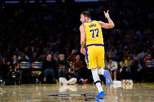 東契奇揭幕戰(zhàn)砍至少35分10板5助 2000年奧尼爾后湖人隊(duì)史首人