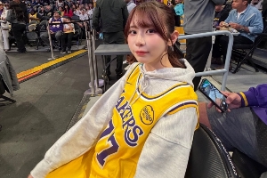 坐老詹身后的美女是誰(shuí)？日本性感女星！身材犯規(guī)！還是庫(kù)里球迷？
