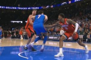 切特爭(zhēng)搶前場(chǎng)籃板和小賈發(fā)生接觸 裁判響哨&雷霆挑戰(zhàn)失敗